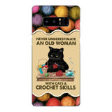 PERSONALIZED NEVER UNDERESTIMATE AN OLD WOMAN WITH CATS AND CROCHET SKILLS PHONECASE VHTQ1403