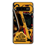 PERSONALIZED NEVER UNDERESTIMATE AN OLD MAN WITH A BULLDOZER PHONECASE QTDT2903