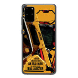 PERSONALIZED NEVER UNDERESTIMATE AN OLD MAN WITH A BULLDOZER PHONECASE QTDT2903