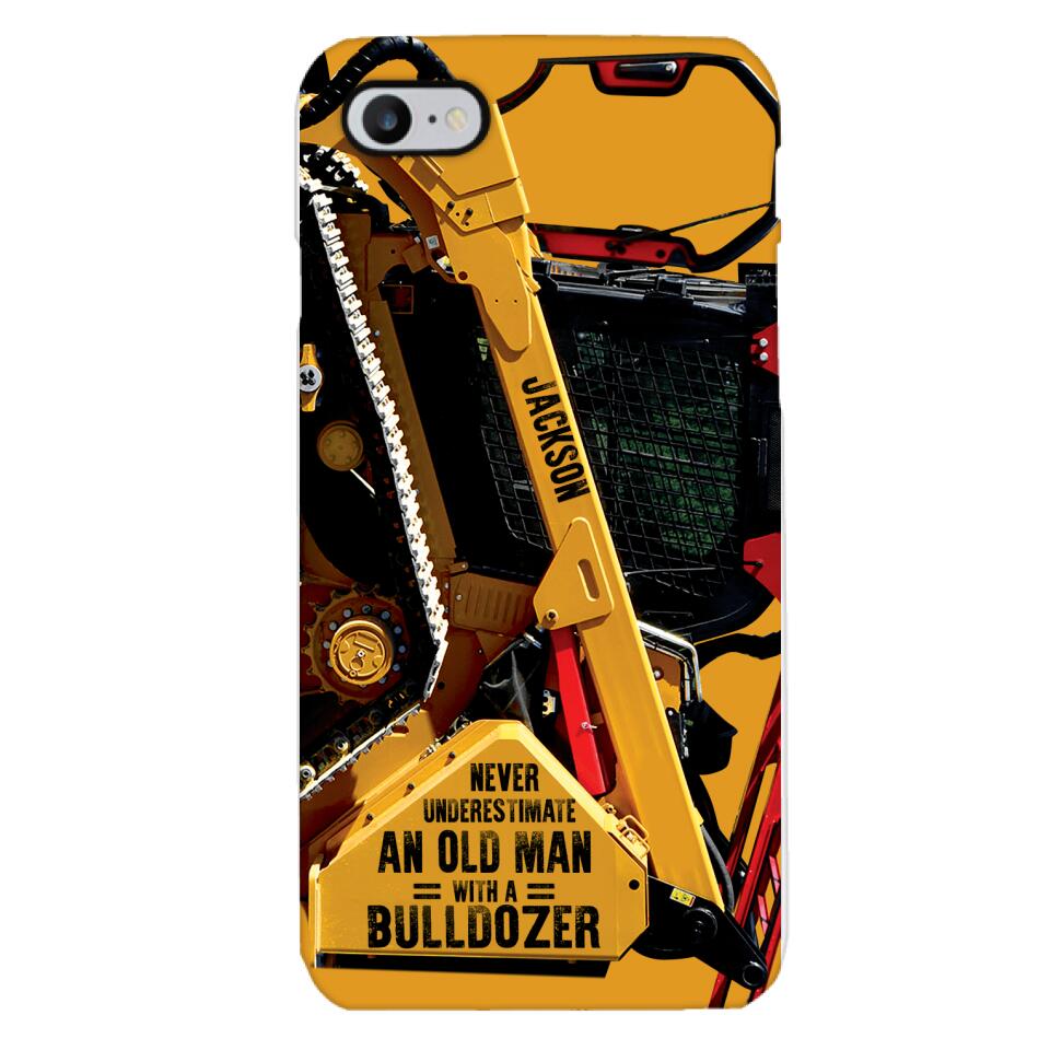 PERSONALIZED NEVER UNDERESTIMATE AN OLD MAN WITH A BULLDOZER PHONECASE QTDT2903