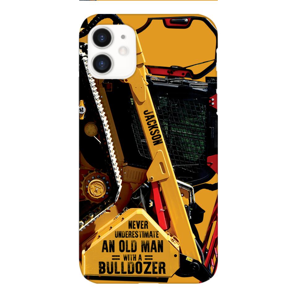 PERSONALIZED NEVER UNDERESTIMATE AN OLD MAN WITH A BULLDOZER PHONECASE QTDT2903