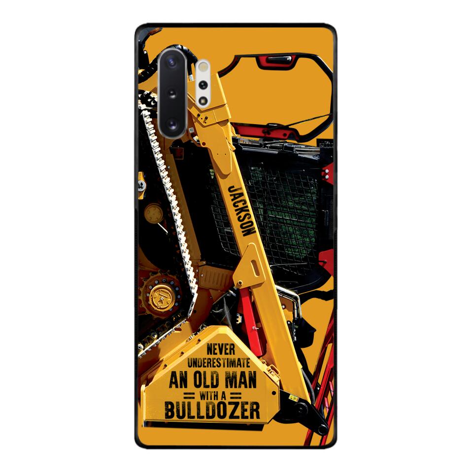 PERSONALIZED NEVER UNDERESTIMATE AN OLD MAN WITH A BULLDOZER PHONECASE QTDT2903