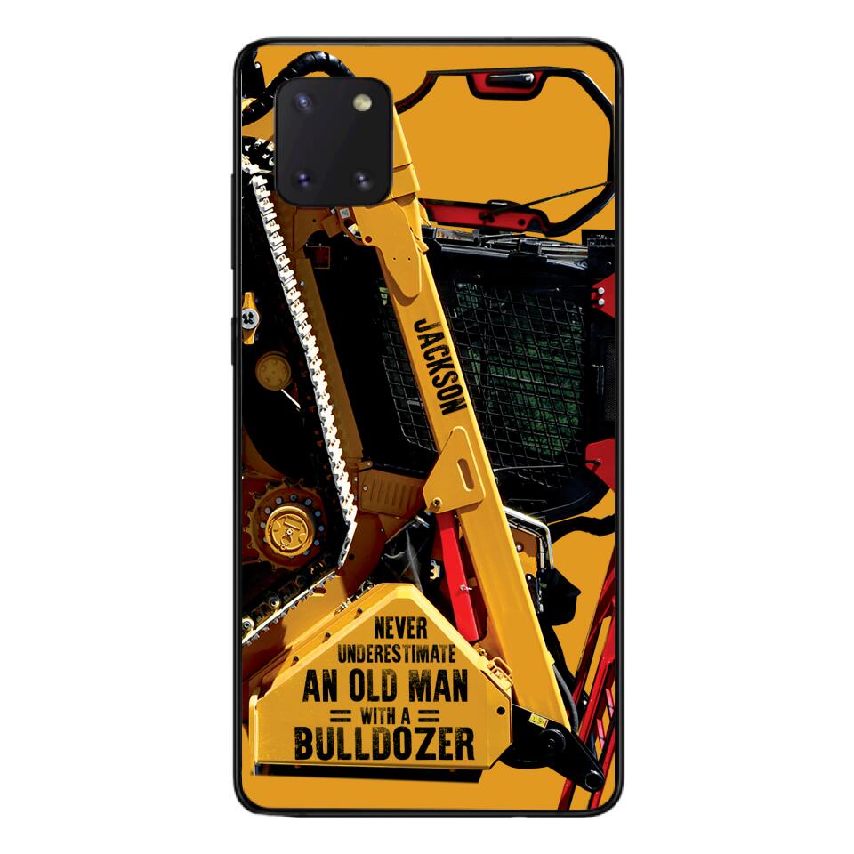 PERSONALIZED NEVER UNDERESTIMATE AN OLD MAN WITH A BULLDOZER PHONECASE QTDT2903