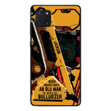 PERSONALIZED NEVER UNDERESTIMATE AN OLD MAN WITH A BULLDOZER PHONECASE QTDT2903