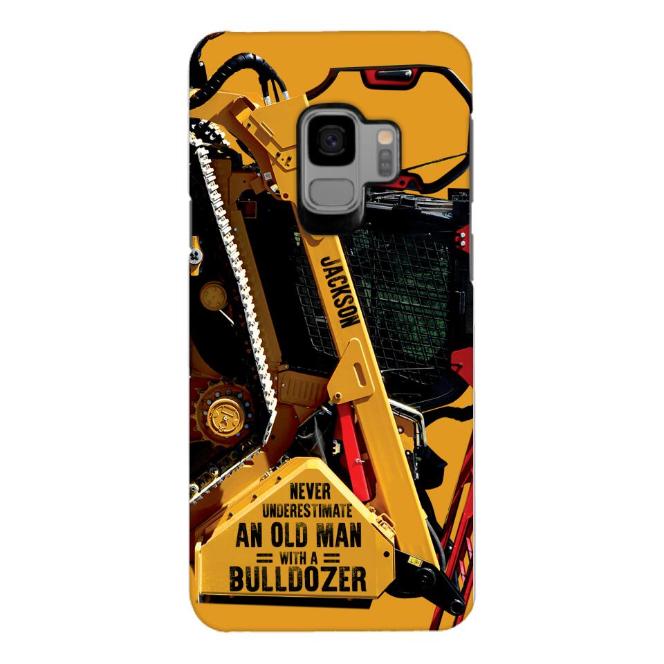PERSONALIZED NEVER UNDERESTIMATE AN OLD MAN WITH A BULLDOZER PHONECASE QTDT2903