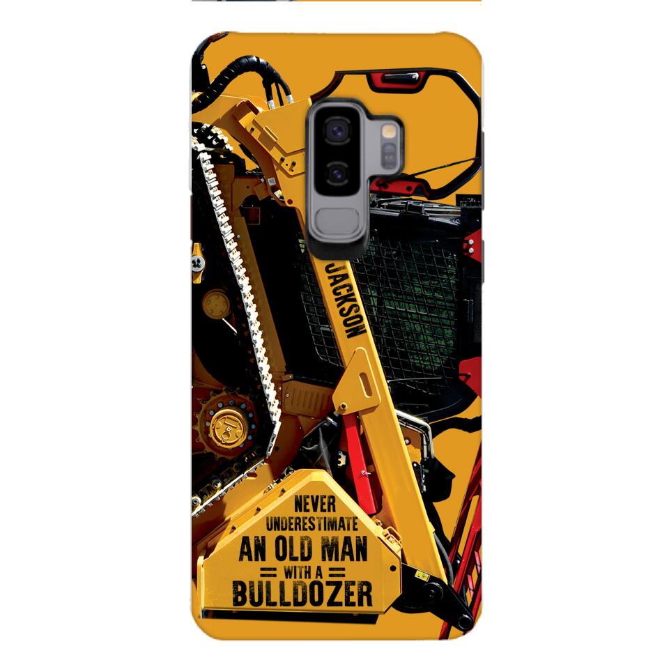 PERSONALIZED NEVER UNDERESTIMATE AN OLD MAN WITH A BULLDOZER PHONECASE QTDT2903