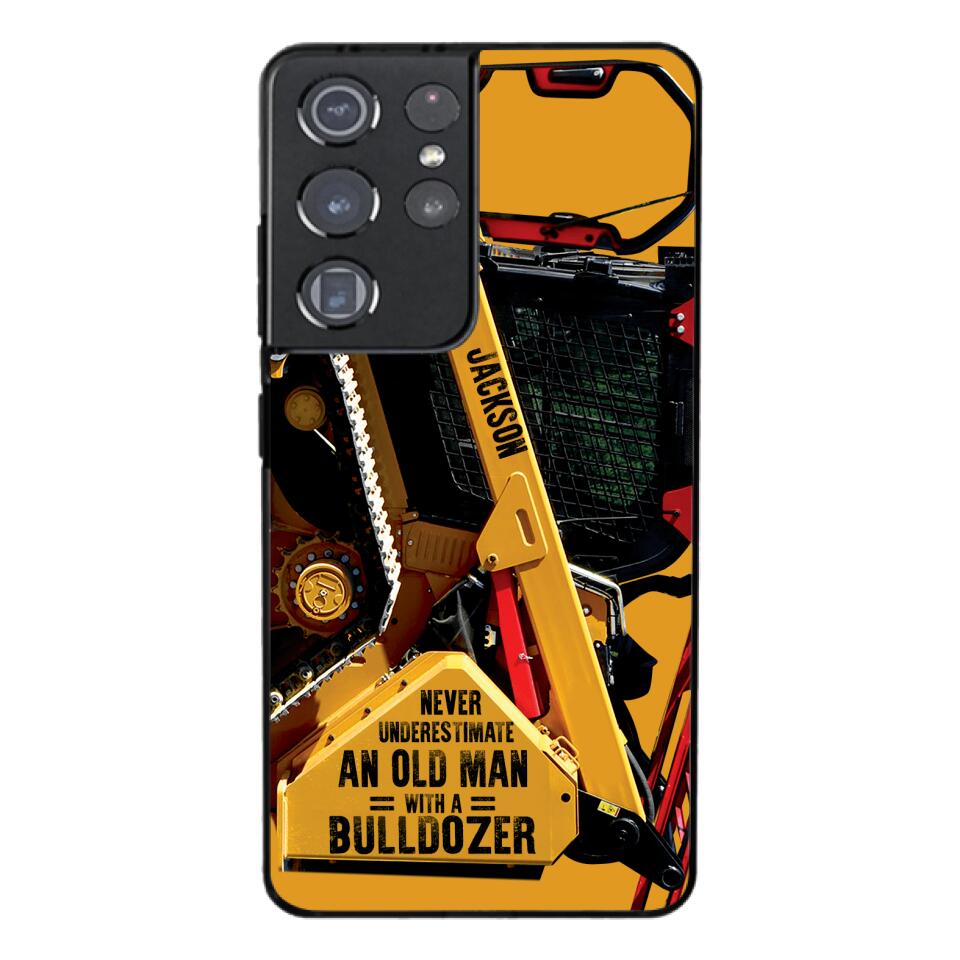 PERSONALIZED NEVER UNDERESTIMATE AN OLD MAN WITH A BULLDOZER PHONECASE QTDT2903