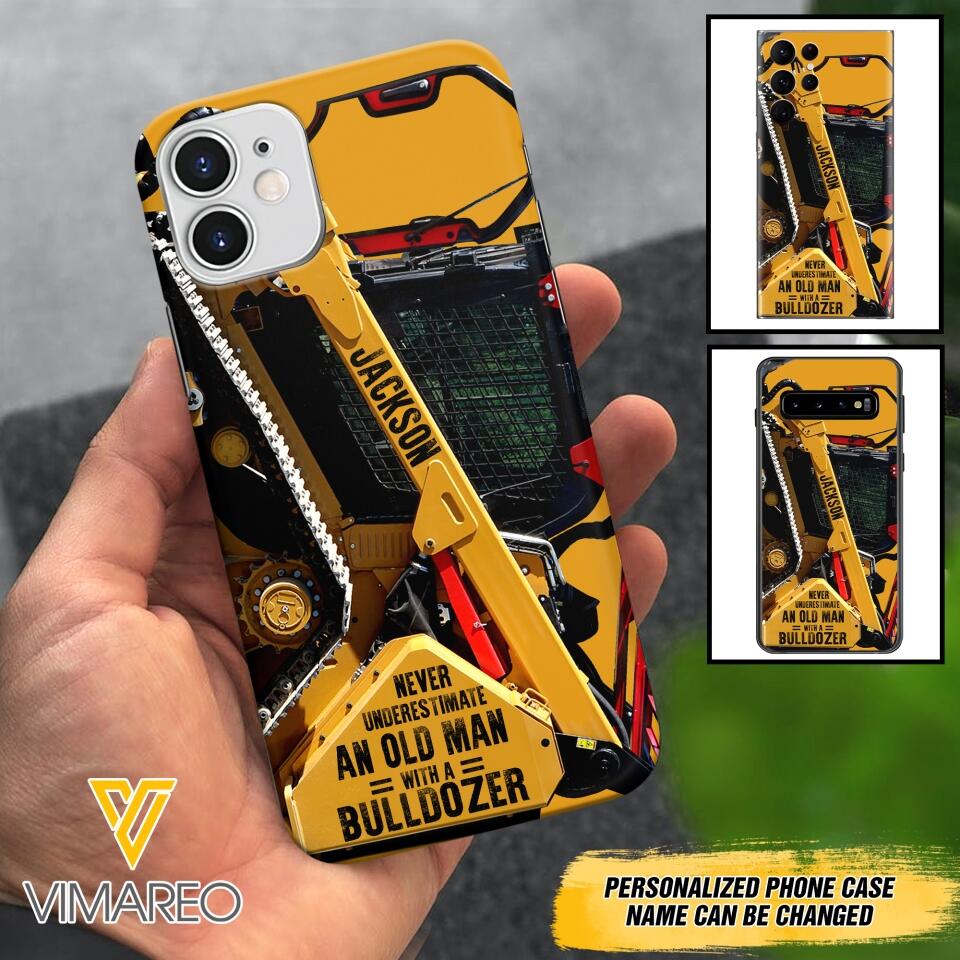PERSONALIZED NEVER UNDERESTIMATE AN OLD MAN WITH A BULLDOZER PHONECASE QTDT2903
