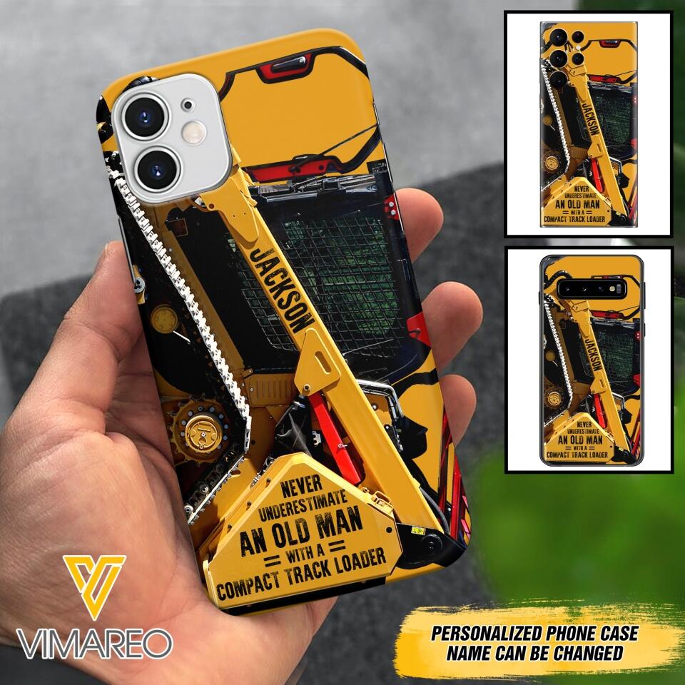 PERSONALIZED NEVER UNDERESTIMATE AN OLD MAN WITH A COMPACT TRACK LOADER PHONECASE QTDT2903