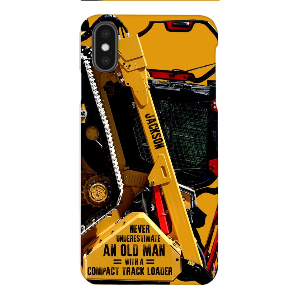 PERSONALIZED NEVER UNDERESTIMATE AN OLD MAN WITH A COMPACT TRACK LOADER PHONECASE QTDT2903