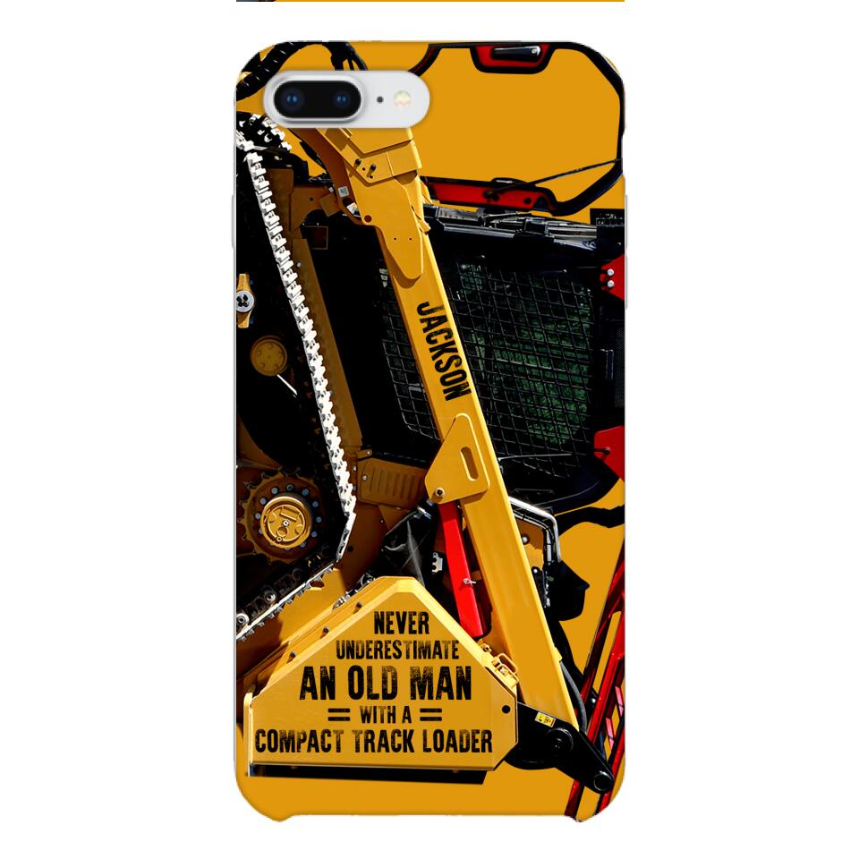 PERSONALIZED NEVER UNDERESTIMATE AN OLD MAN WITH A COMPACT TRACK LOADER PHONECASE QTDT2903