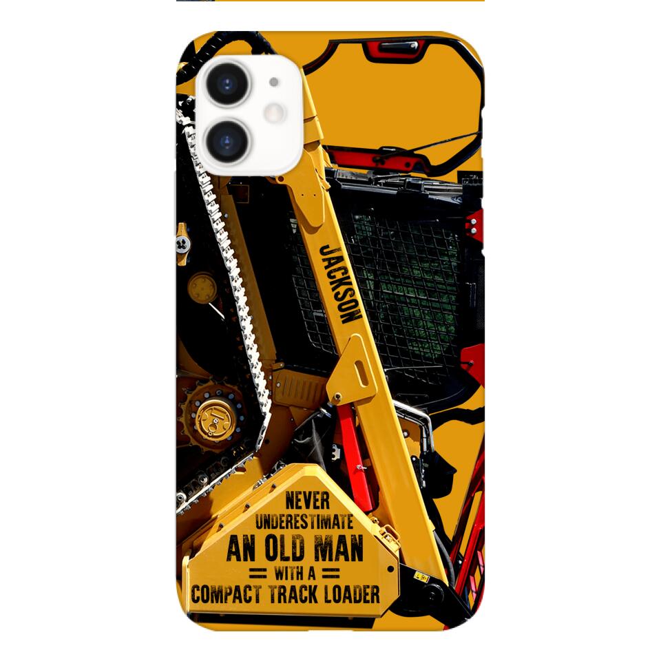 PERSONALIZED NEVER UNDERESTIMATE AN OLD MAN WITH A COMPACT TRACK LOADER PHONECASE QTDT2903