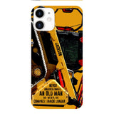 PERSONALIZED NEVER UNDERESTIMATE AN OLD MAN WITH A COMPACT TRACK LOADER PHONECASE QTDT2903