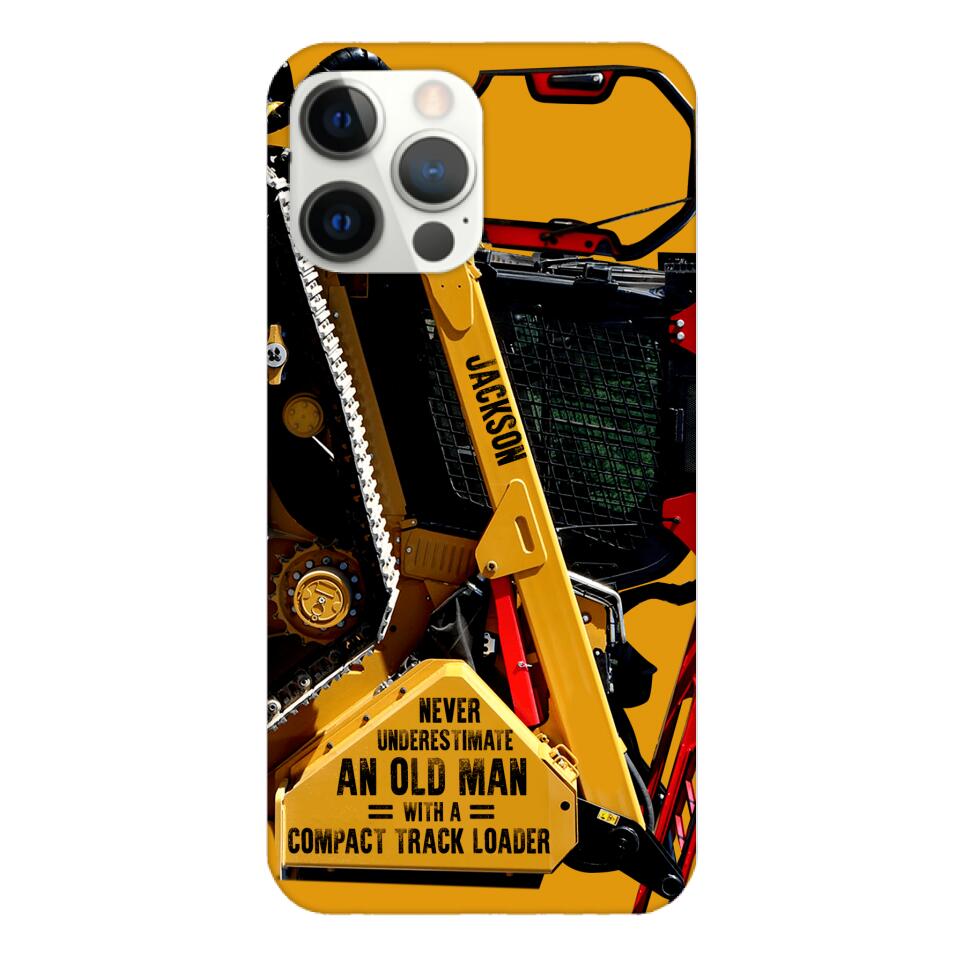 PERSONALIZED NEVER UNDERESTIMATE AN OLD MAN WITH A COMPACT TRACK LOADER PHONECASE QTDT2903