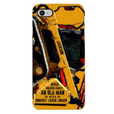 PERSONALIZED NEVER UNDERESTIMATE AN OLD MAN WITH A COMPACT TRACK LOADER PHONECASE QTDT2903