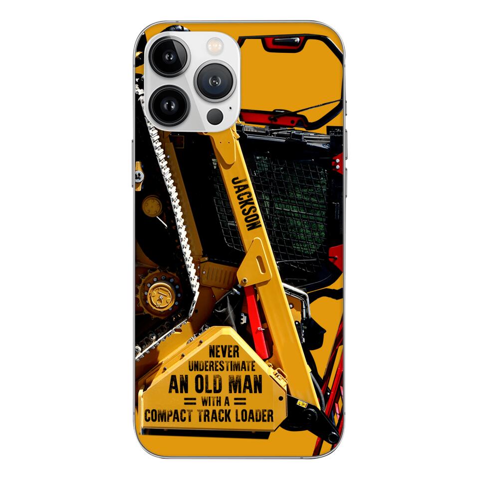 PERSONALIZED NEVER UNDERESTIMATE AN OLD MAN WITH A COMPACT TRACK LOADER PHONECASE QTDT2903
