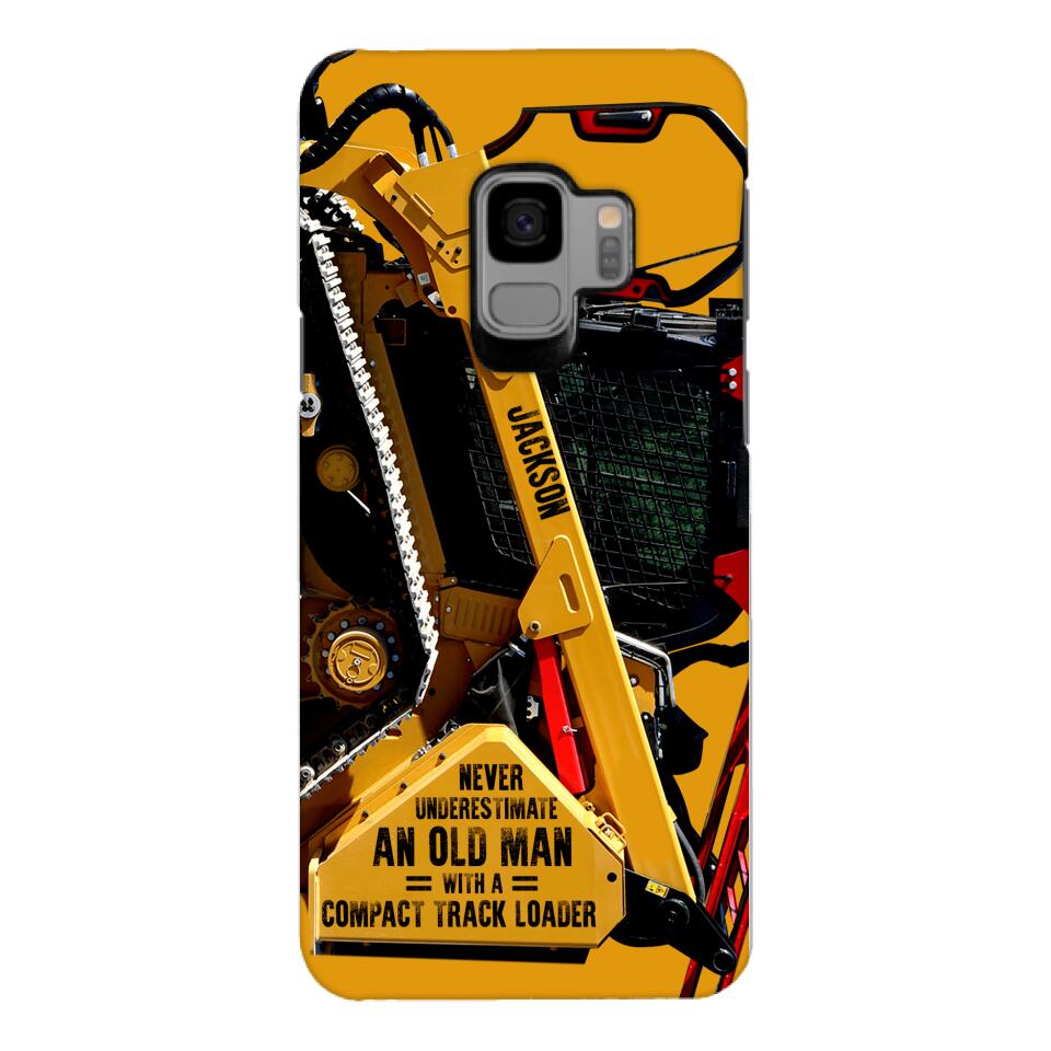 PERSONALIZED NEVER UNDERESTIMATE AN OLD MAN WITH A COMPACT TRACK LOADER PHONECASE QTDT2903