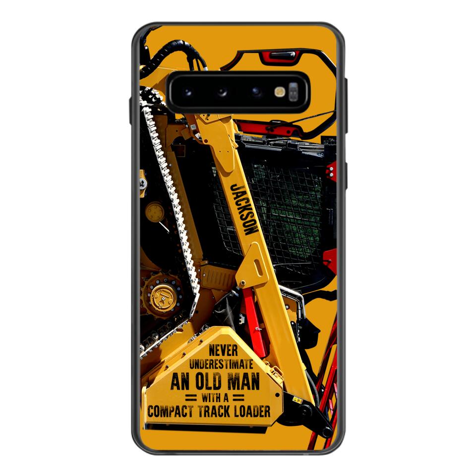 PERSONALIZED NEVER UNDERESTIMATE AN OLD MAN WITH A COMPACT TRACK LOADER PHONECASE QTDT2903