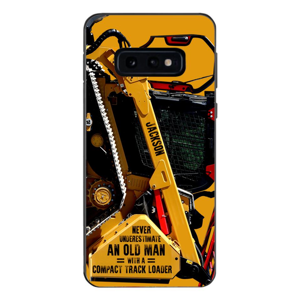 PERSONALIZED NEVER UNDERESTIMATE AN OLD MAN WITH A COMPACT TRACK LOADER PHONECASE QTDT2903