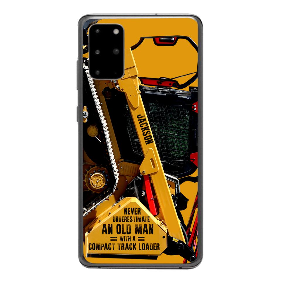 PERSONALIZED NEVER UNDERESTIMATE AN OLD MAN WITH A COMPACT TRACK LOADER PHONECASE QTDT2903