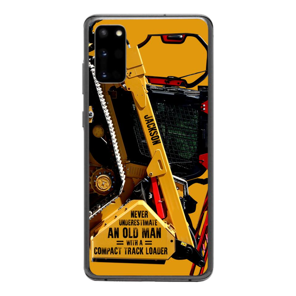 PERSONALIZED NEVER UNDERESTIMATE AN OLD MAN WITH A COMPACT TRACK LOADER PHONECASE QTDT2903