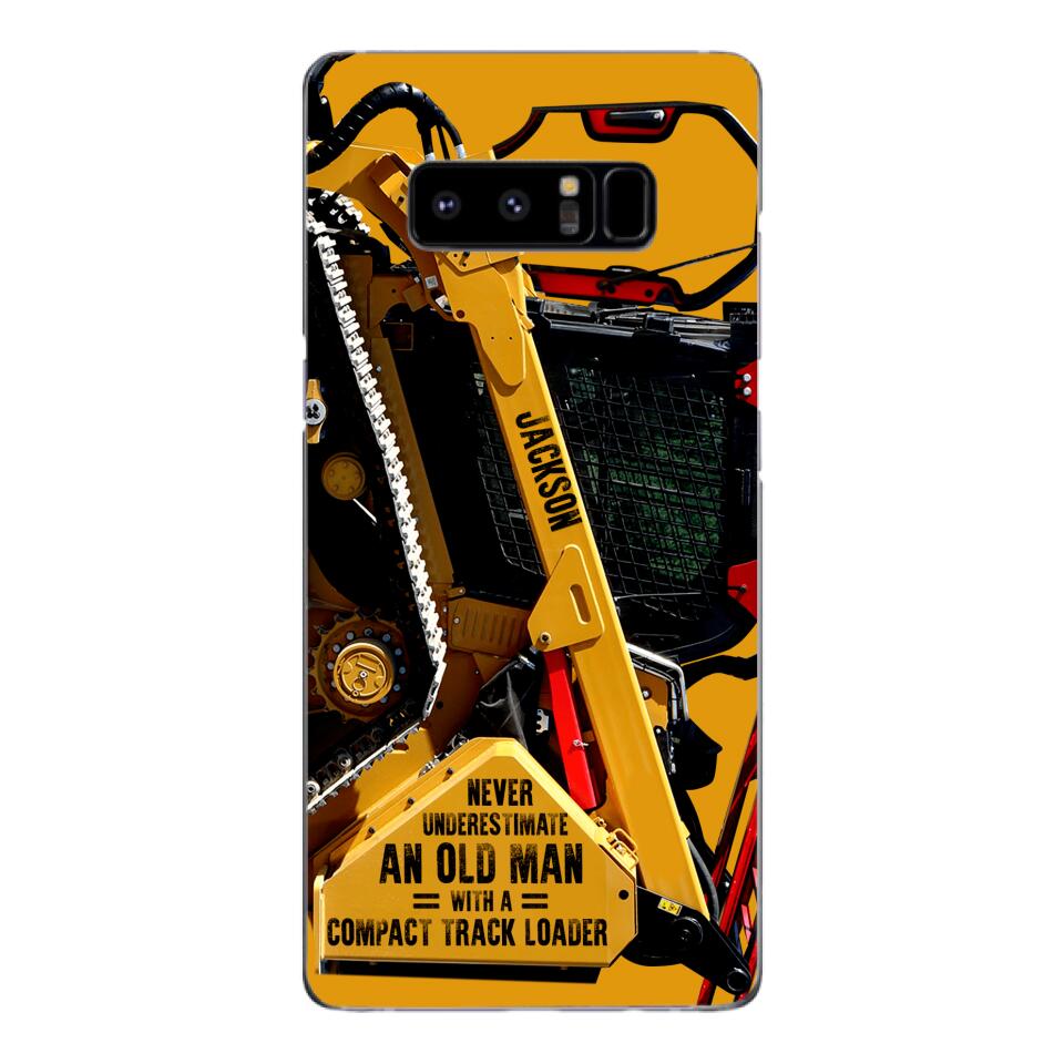 PERSONALIZED NEVER UNDERESTIMATE AN OLD MAN WITH A COMPACT TRACK LOADER PHONECASE QTDT2903
