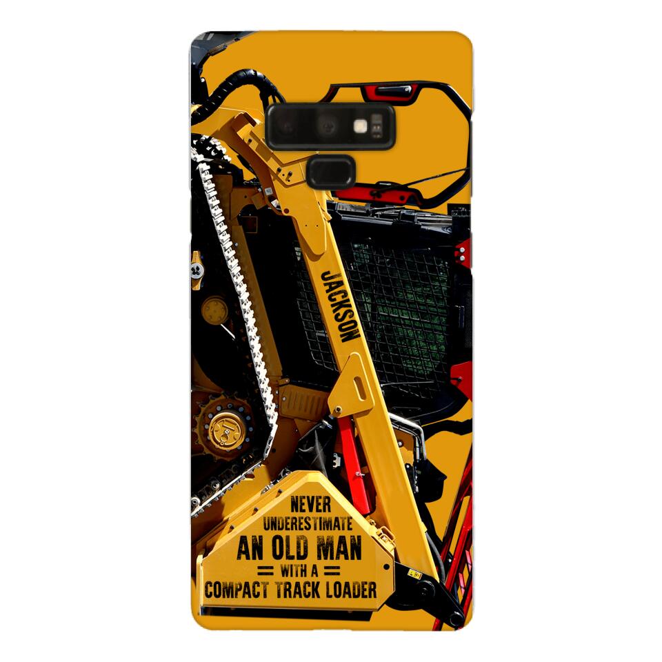 PERSONALIZED NEVER UNDERESTIMATE AN OLD MAN WITH A COMPACT TRACK LOADER PHONECASE QTDT2903
