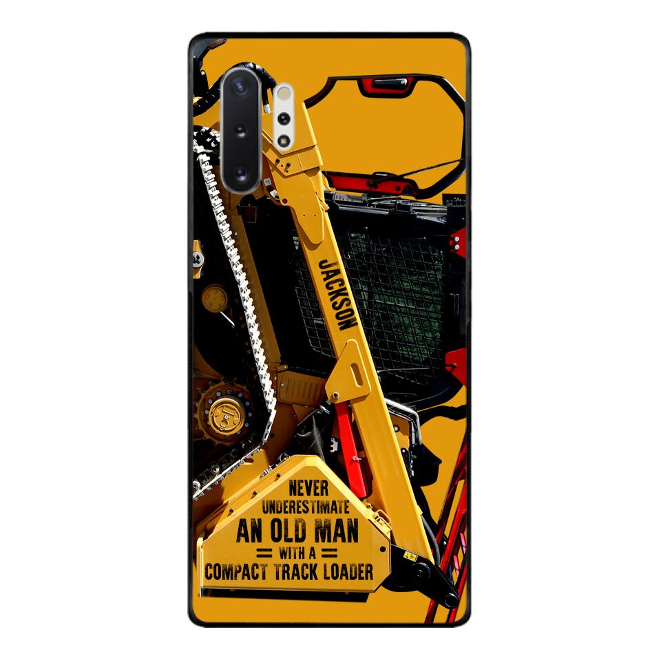 PERSONALIZED NEVER UNDERESTIMATE AN OLD MAN WITH A COMPACT TRACK LOADER PHONECASE QTDT2903