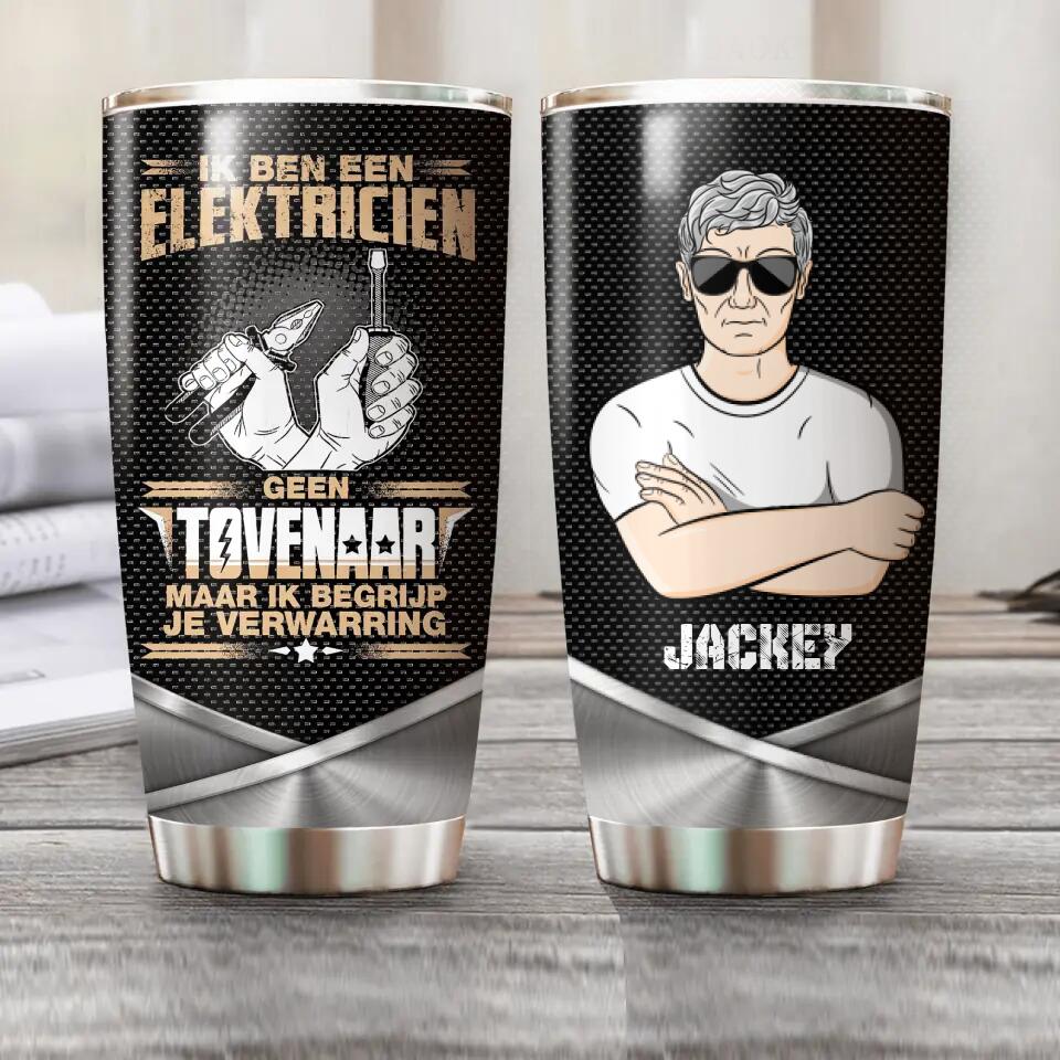 Personalized Ik Ben Een Elektricien Geen Tovenaar Maar Ik Berijp Je Verwarring Tumbler Printed OCT22-HQ18